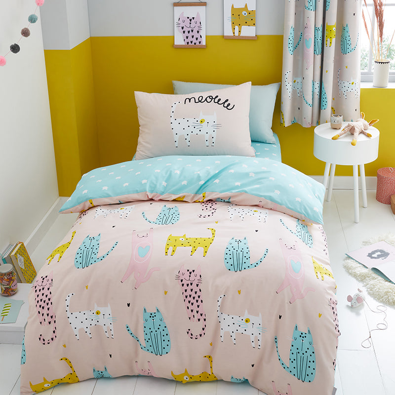 https://www.terrysfabrics.co.uk/cdn/shop/products/cute-cats-bedding-set-pink.jpg?v=1663169433